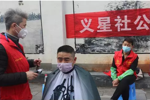 身边的战“疫”抗疫一线｜义乌公益组织投入防控工作同时开展红色服务