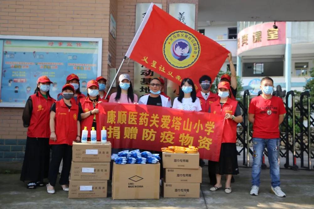 听说孩子们缺口罩？红色爱心小队火速赶往现场！