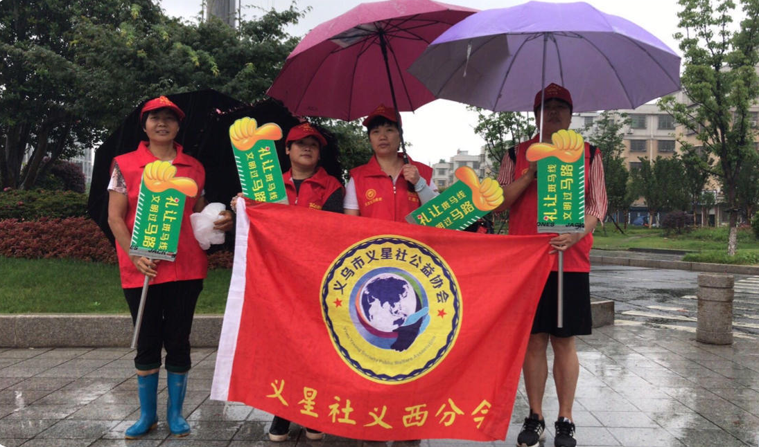 《下雨不缺岗，文明服务不懈怠》～马路天使（五）