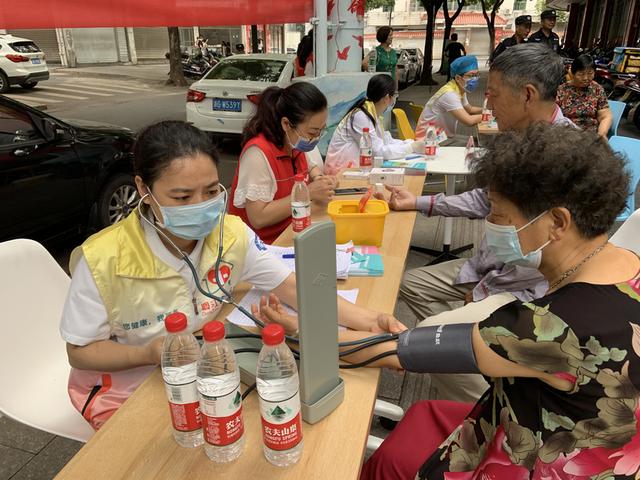 浙江义乌市“杏叶红 · 健康驿站”服务日将医养服务送社区