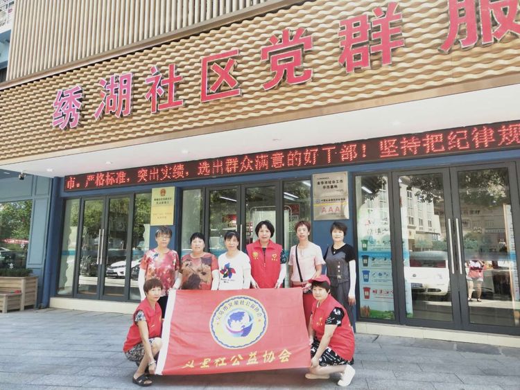 烈日下的义星社巾帼服务队